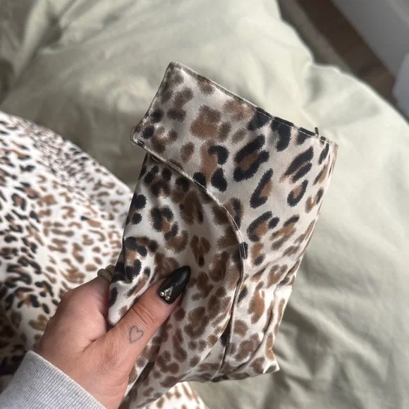 Billabong Leopard-Print Hooded Ski Jacket in Cream, Brown & Black - Picture 12 of 16